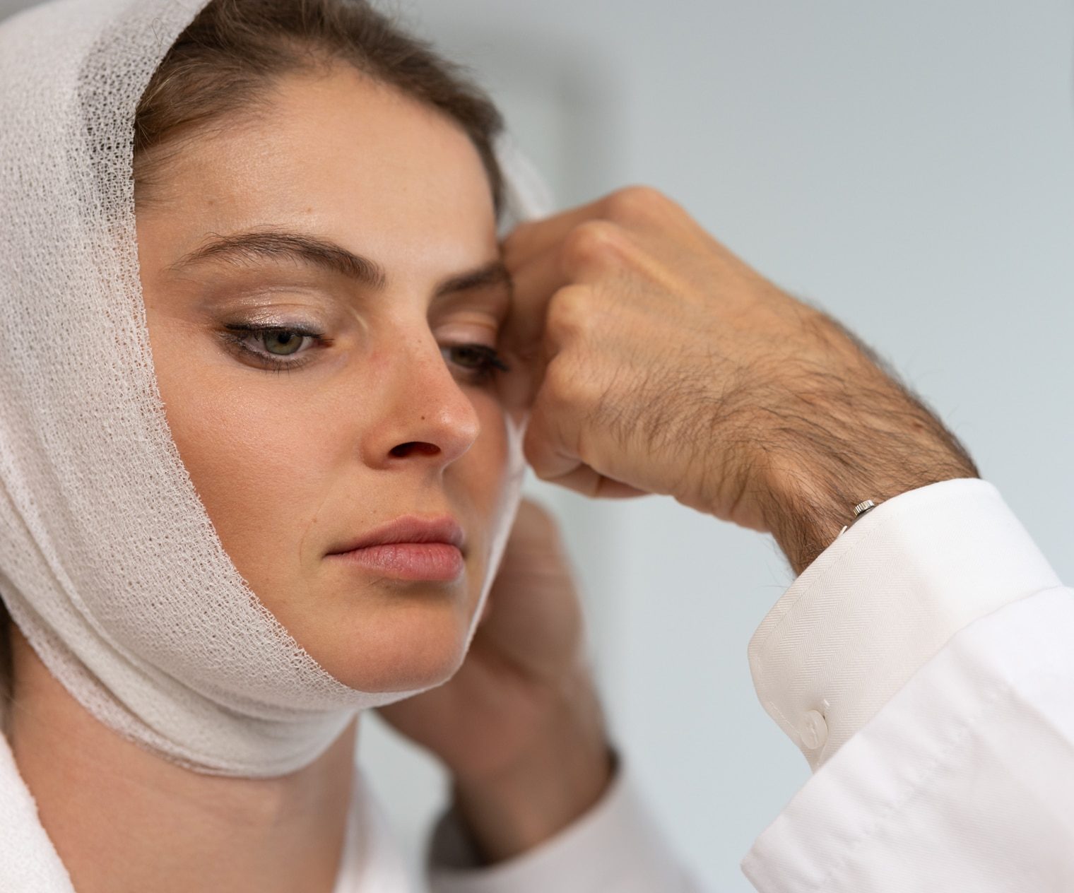 Après l'opération du lifting du visage